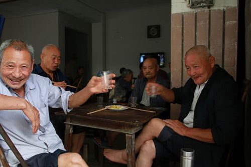 內(nèi)行人買白酒，不挑貴的只認(rèn)瓶身2行字，輕松選好酒